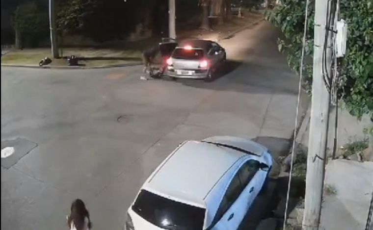 Delincuentes robaron un auto con una beba adentro: la arrojaron al pavimento y escaparon