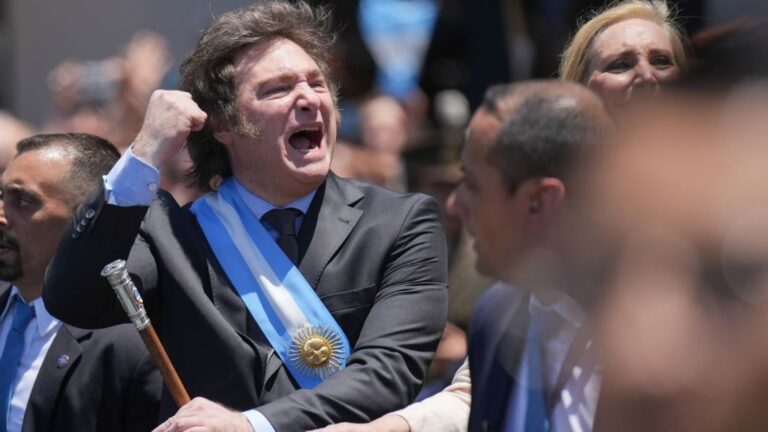 Encuesta: En el primer mes de Milei, 3 de cada 4 argentinos se encuentran en los extremos