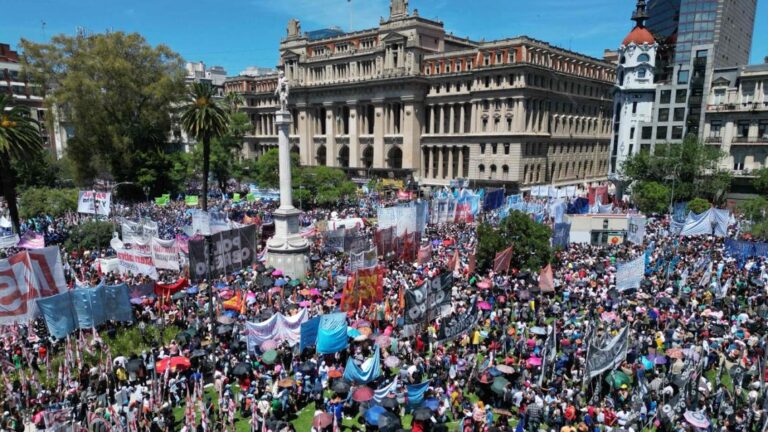 Manifestaciones en Olivos por alimentos y en contra del DNU de Milei en Argentina