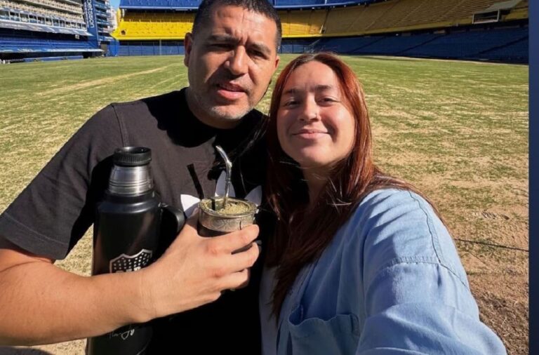 La foto curiosa de Riquelme y su hija que muestra el estado del césped en La Bombonera