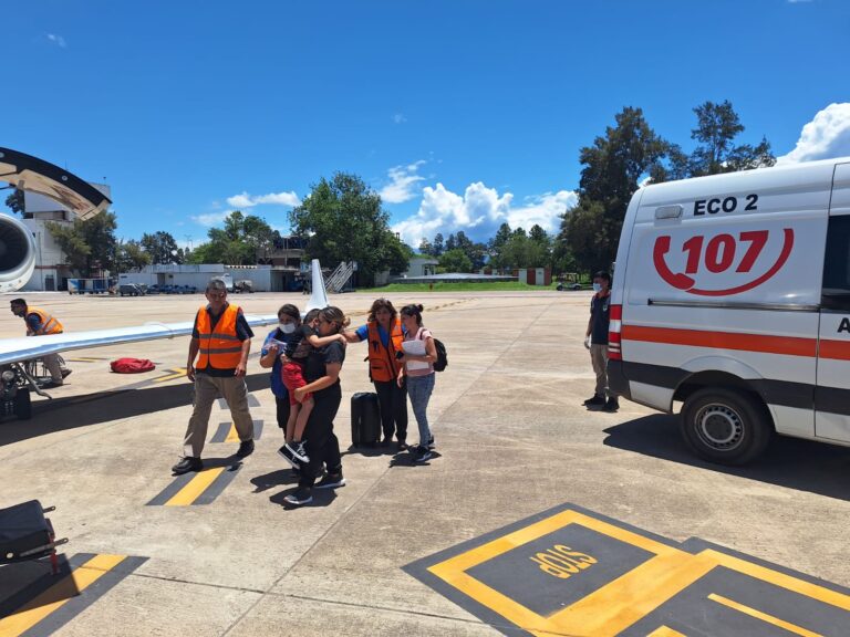 El avión sanitario trasladó a dos niños a Capital Federal