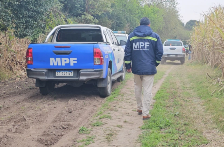 Hallan un cuerpo calcinado dentro un auto en la ruta 304 en El Chañar
