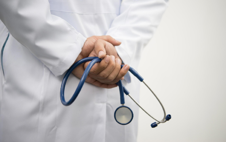 El escándalo entre un doctor que habría engañado a su esposa con una joven en un conocido sanatorio céntrico mantiene en vilo a Tucumán