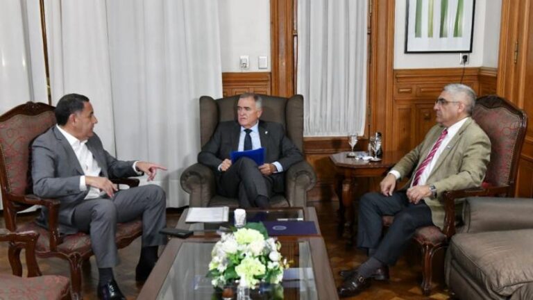 El Gobierno reinicia hoy negociaciones clave con gremios para la recomposición salarial