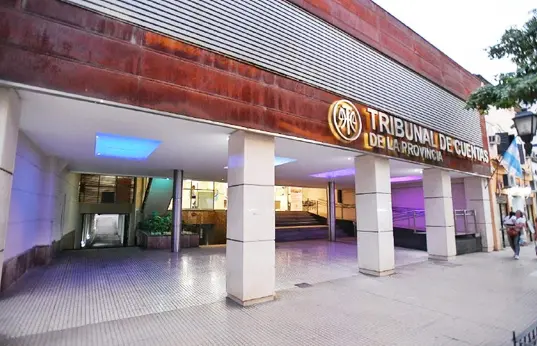 El Tribunal de Cuentas denuncia que Canal 10 le cobra un sobreprecio excesivo al gobierno por la pauta publicitaria en comparación con los medios privados.