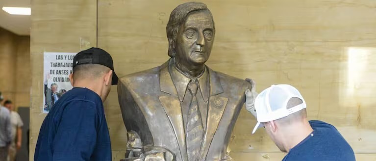 El Gobierno retiró el busto del expresidente Néstor Kirchner de una oficina de la ANSES
