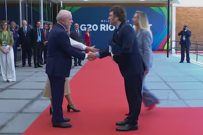 Javier Milei llegó a la Cumbre del G20: lo recibieron Lula da Silva y su esposa con un saludo frío y formal