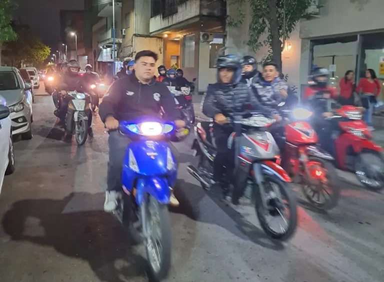 San Miguel de Tucumán: Protesta de choferes de Uber Moto en la Comisaría Primera