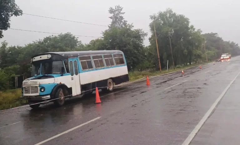 Una chica de 21 años murió al chocar su moto contra un viejo colectivo en el sur tucumano