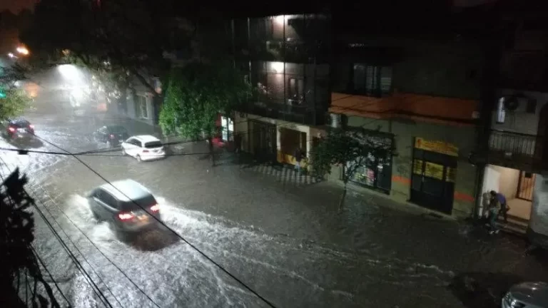 Diluvio en la madrugada y renuevan el alerta amarillo para Tucumán