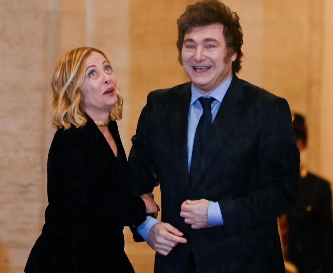 Milei junto a Meloni en el Palacio Chigi