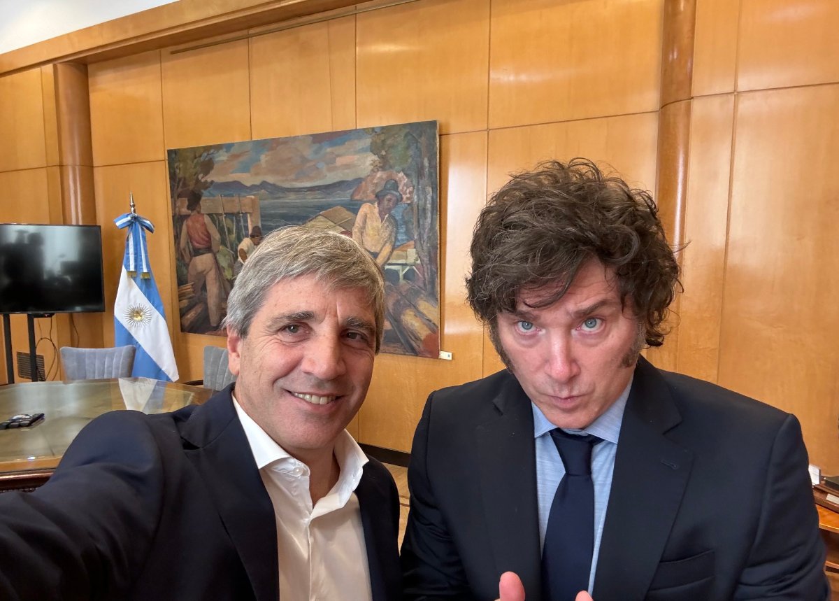 Toto Caputo con Milei