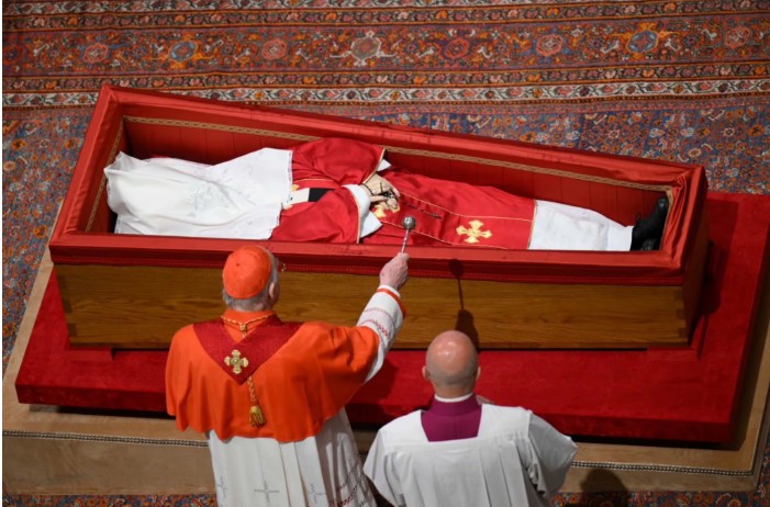 Cierre del féretro del papa Francisco y tristeza colectiva feretro del papa