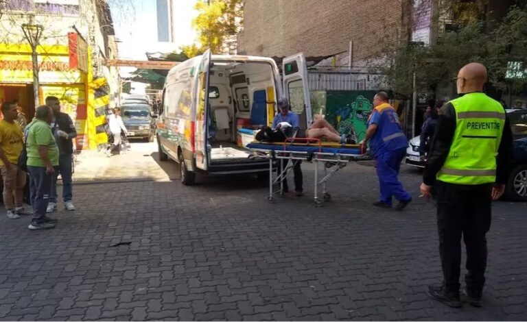 No era su hora: una mujer se tiró del sexto piso, cayó en el cuarto, se volvió a tirar y sigue viva Mujer se tira del sexto piso