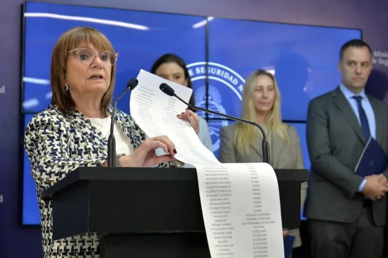 Bullrich entregó una lista de 15.000 barras para impedir su ingreso al Mundial de Clubes en EE.UU Patricia Bullrich