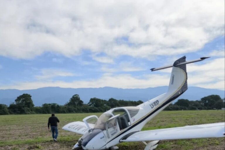 Una avioneta cayó de punta cerca de la avenida Perón Avioneta se estrello en yerba buena
