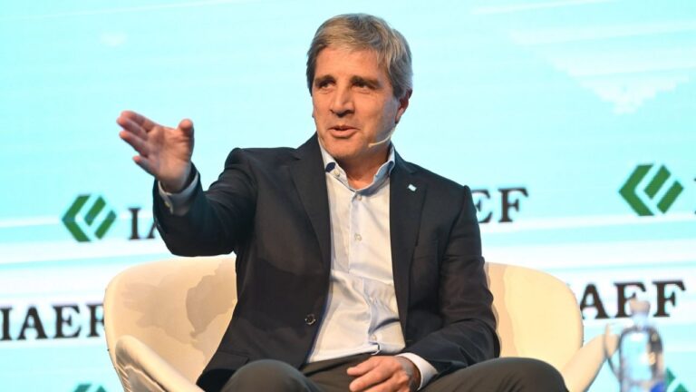 Caputo pidió que las provincias bajen impuestos porque este año habrá un crecimiento de 8%
