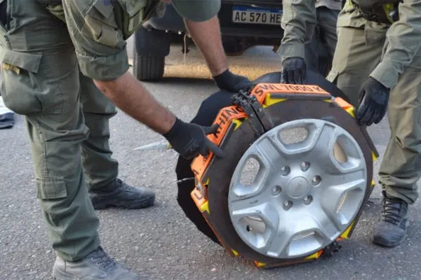 Cocaína oculta en neumáticos: una mujer fue detenida con casi 50 kilos en una camioneta