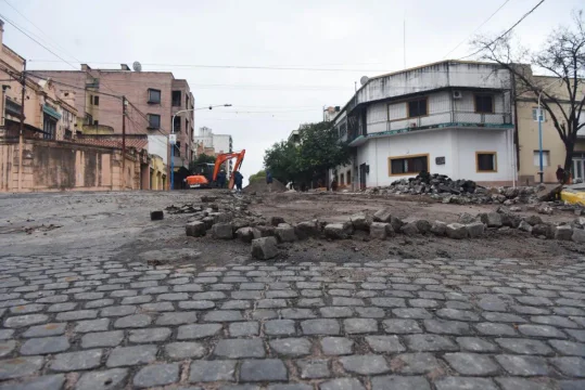 Identidad en peligro: vecinos repudian la eliminación del adoquinado en Barrio Sur