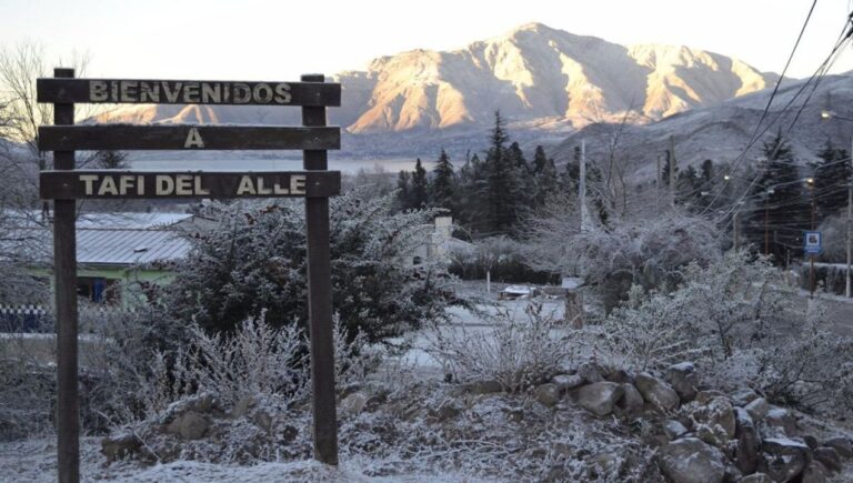 La nieve sorprendió a Tafí del Valle y dejó postales invernales únicas
