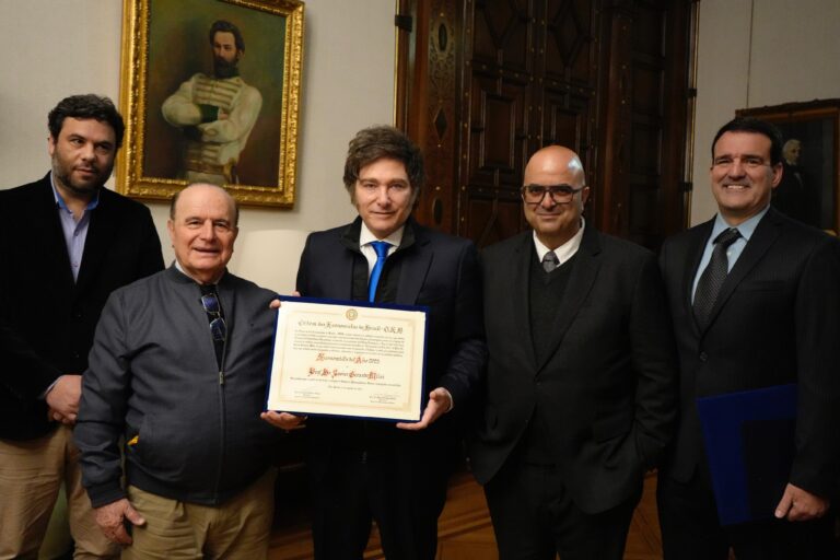 Milei recibe el premio a Economista del año por parte de la OEB