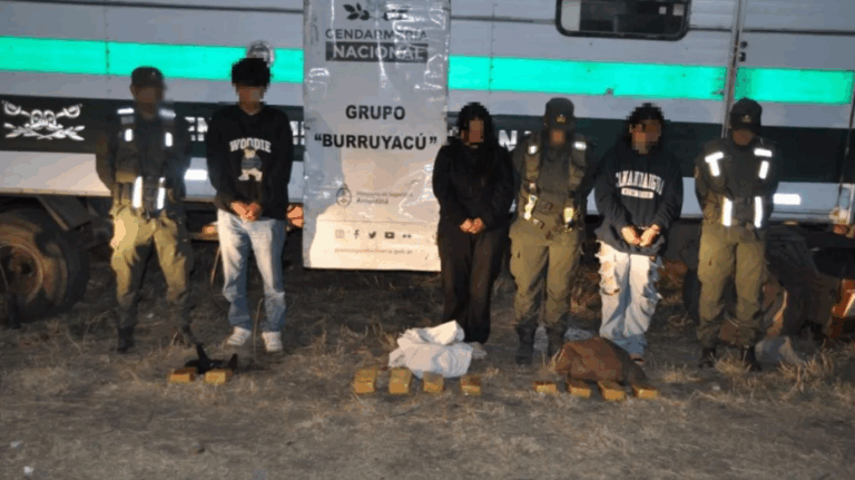Secuestran 12 kilos de cocaína y detienen a tres pasajeros