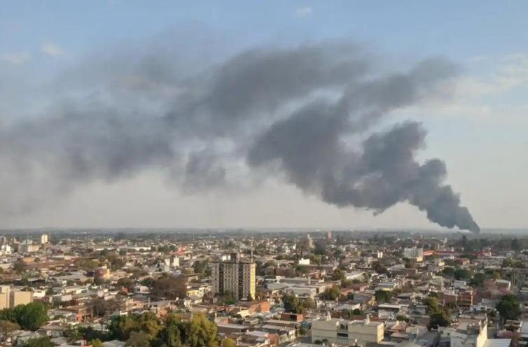 Fuego en Manantial Sur: barriles de aceite en llamas y temor por explosiones Incendio en Manantial Sur