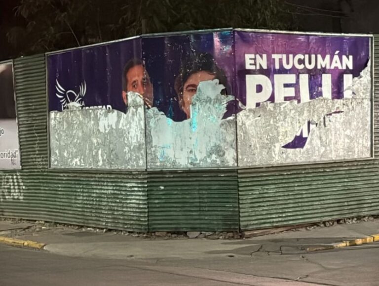 Libertarios responsabilizan a “la mafia kirchnerista” en Tucumán por la rotura de un cartel en pleno centro Libertarios