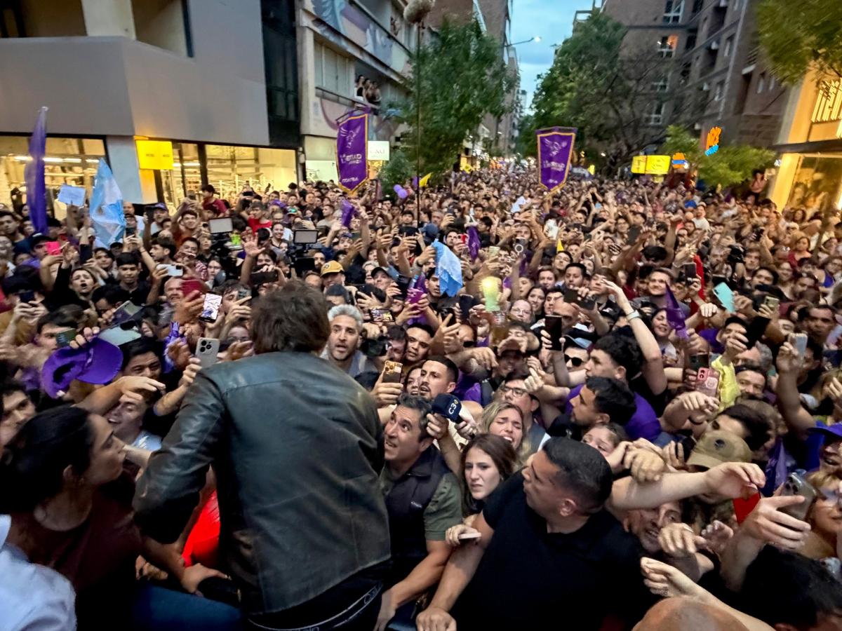 Milei cerró la campaña de La Libertad Avanza en Córdoba con una multitudinaria demostración de apoyo 2 Milei