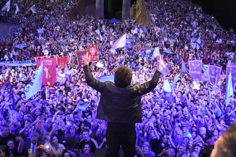 Milei cerró la campaña en Rosario con un acto multitudinario milei rosaio 1200 800
