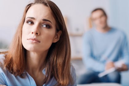 "Guerra sexual": Alerta en Silicon Valley por espías seductoras de China y Rusia 2 mujer preocupada por lo que piensa su pareja 420x281 1