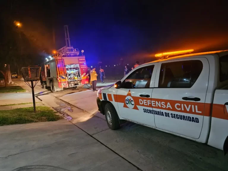 Incendio en el barrio Municipal de Yerba Buena: intervención de Bomberos y evacuaciones preventivas incendio en yerba buena