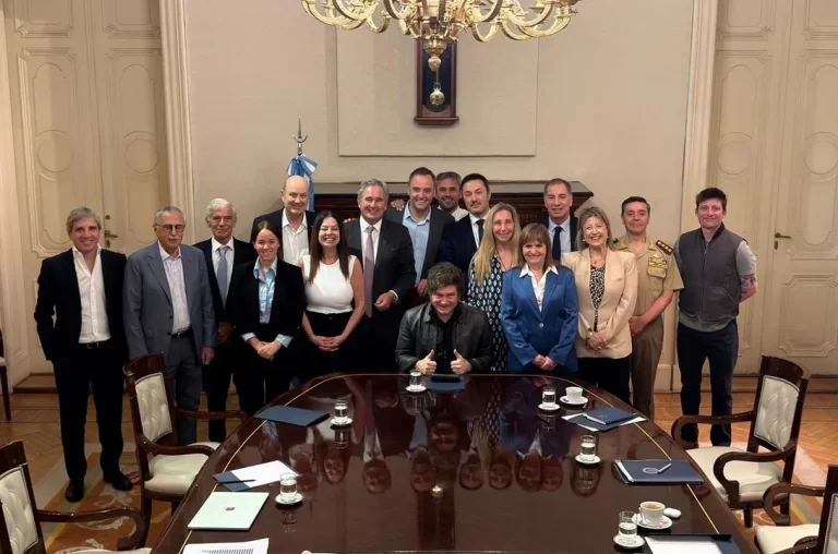 Milei reunió a su Gabinete para afinar la estrategia hacia el Presupuesto 2026 y avanzar en la reforma laboral Milei realizó una reunión de gabinete