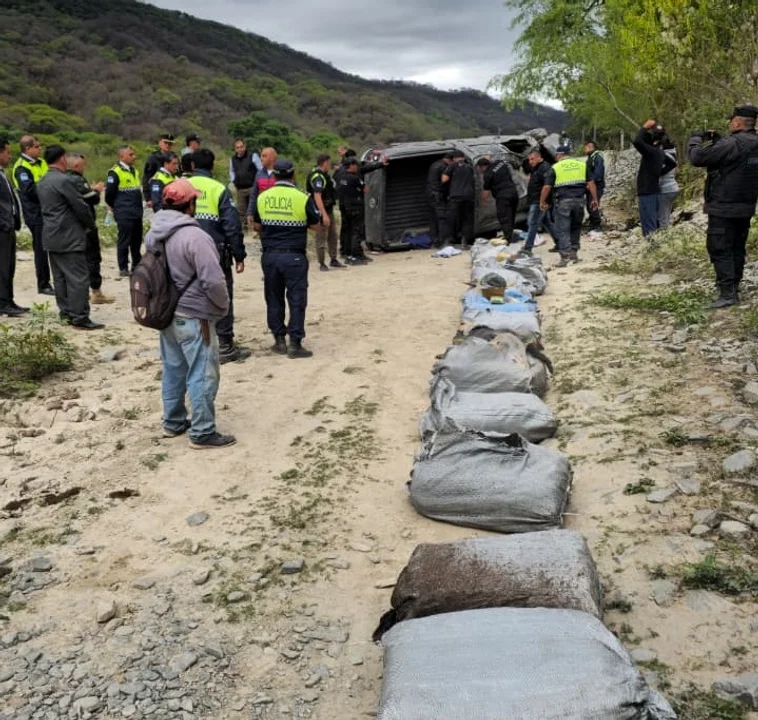 Tiroteo, persecución y droga: secuestran más de 300 kilos de marihuana en el norte tucumano 2 Tiroteo