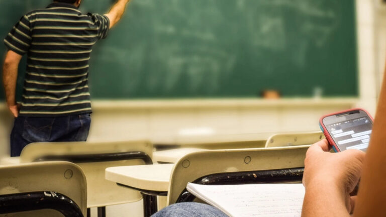 Crece la preocupación por los efectos del uso del celular en el aprendizaje: Tucumán sigue de cerca el debate celulares/pantallas en las escuelas