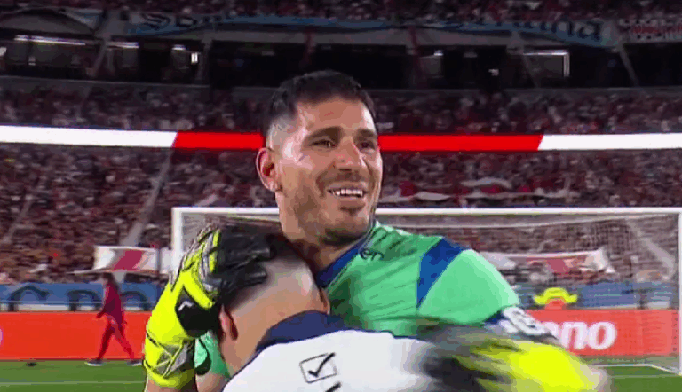 Papelón total: River pierde, Borja erra un penal y la gente explotó Crisis en River: Perdió con Gimnasia y se aleja de la Libertadores