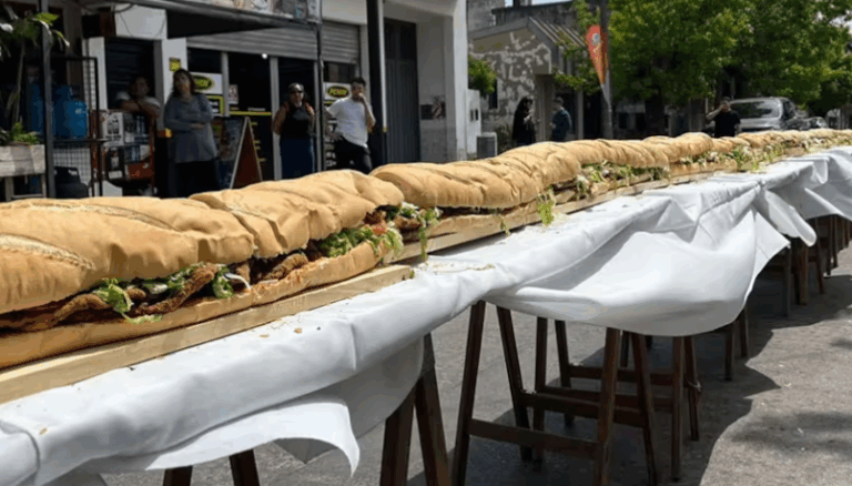 Tucumán busca revancha: El sándwich de milanesa más largo es bonaerense Sandwich de Milanesa