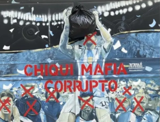 Estallaron los hinchas: aparecen murales de Messi y el Dibu vandalizados con frases contra el Chiqui Tapia Murales contra el Chiqui Tapia