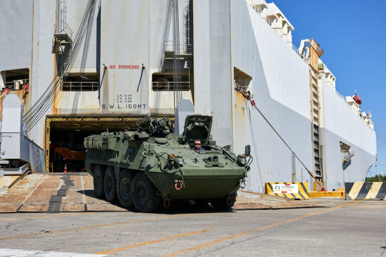 Fuerzas Armadas de pie: Llegaron los blindados Stryker 8×8 de EEUU Fuerzas Armadas de pie: Llegaron los blindados Stryker de EEUU