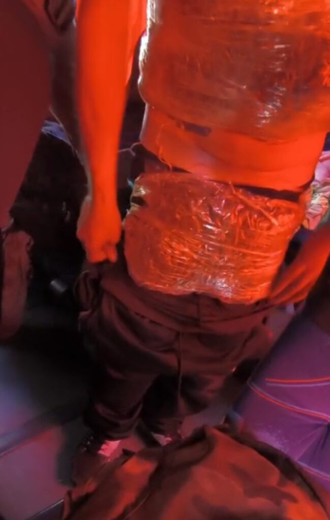 Insólito: Llevaba marihuana escondida en un parlante y pegada al cuerpo 4 IMG 5853