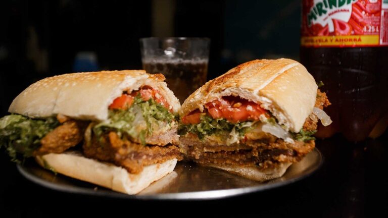 Miles de tucumanos participaron de la apertura de la Fiesta Nacional del Sánguche de Milanesa en la Rural Miles de tucumanos participaron de la apertura de la Fiesta Nacional del Sánguche de Milanesa en la Rural