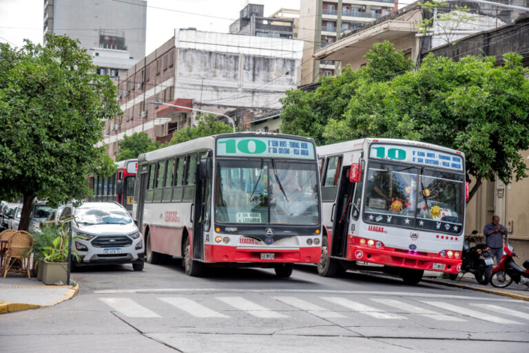 Colectivos y servicios operarán con esquemas reducidos durante el fin de semana largo