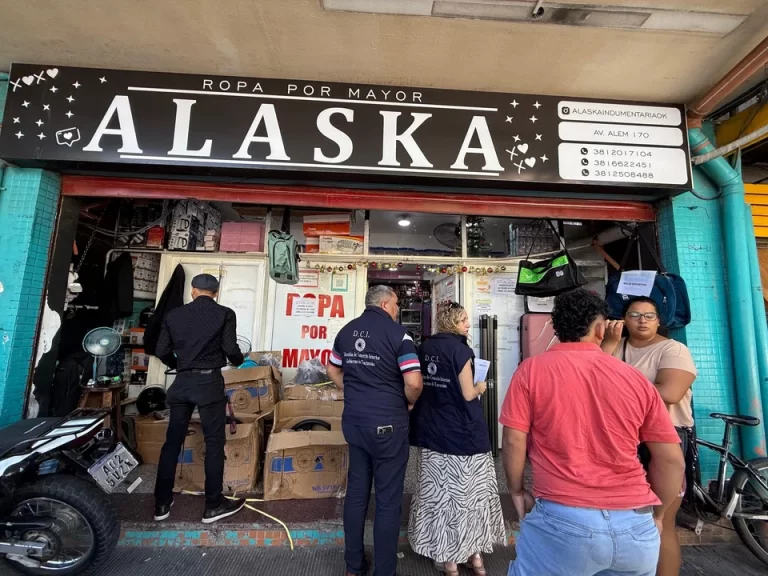 Multa millonaria a Showroom ALASKA por cobrar recargo ilegal