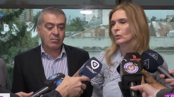 Los falsos opositores Cano y Silvia Elías de Pérez salieron a defender a un grupo de incivilizados que alteraron el orden público El falso opositor Cano y Silvia Elías de Pérez salieron a defender a un grupo de incivilizados que alteraron el orden público