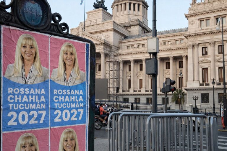 Aparecen afiches de la tik toker Rossana Chahla en Bueno Aires con la leyenda “2027”