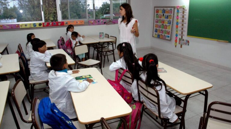 Pocos nacimientos: la caída de la matrícula escolar reconfigura el sistema educativo