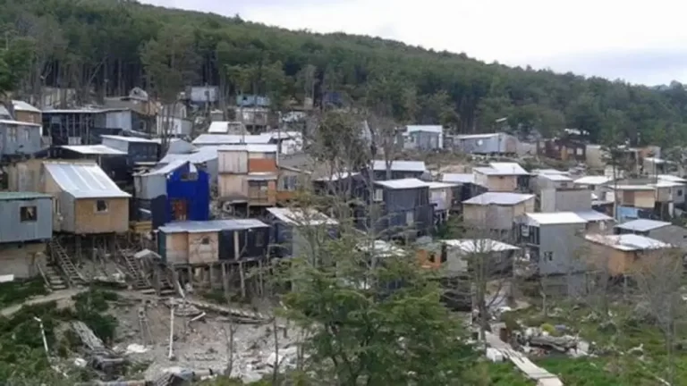 El Escondido: la villa Boliviana en las montañas de Tierra del Fuego que pasó a ser un bosque muerto y basural a cielo abierto boli