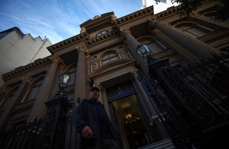 El Banco Central superó los USD 1.000 millones en compras y el riesgo país a un paso de perforar los 500 puntos El Banco Central superó los USD 1.000 millones en compras y el riesgo país a un paso de perforar los 500 puntos