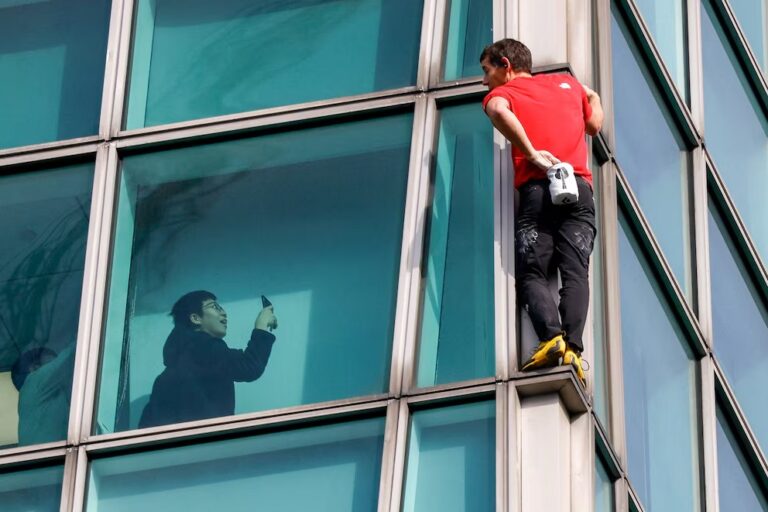 Escaló un rascacielos de 508 metros sin cuerdas y Netflix le pagó 500 mil dólares Escaló un rascacielos de 508 metros sin cuerdas y Netflix le pagó menos de lo esperado