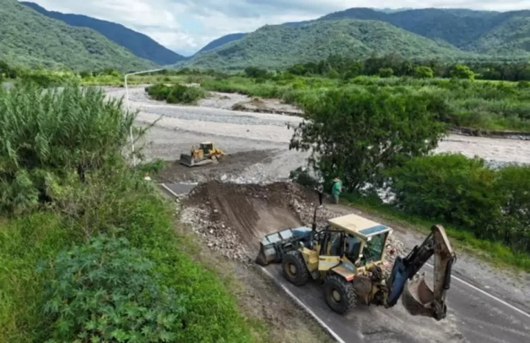Lluvias intensas y fuertes vientos generaron anegamientos y cortes de cables en Tucumán Lluvias intensas y fuertes vientos generaron anegamientos y cortes de cables en Tucumán
